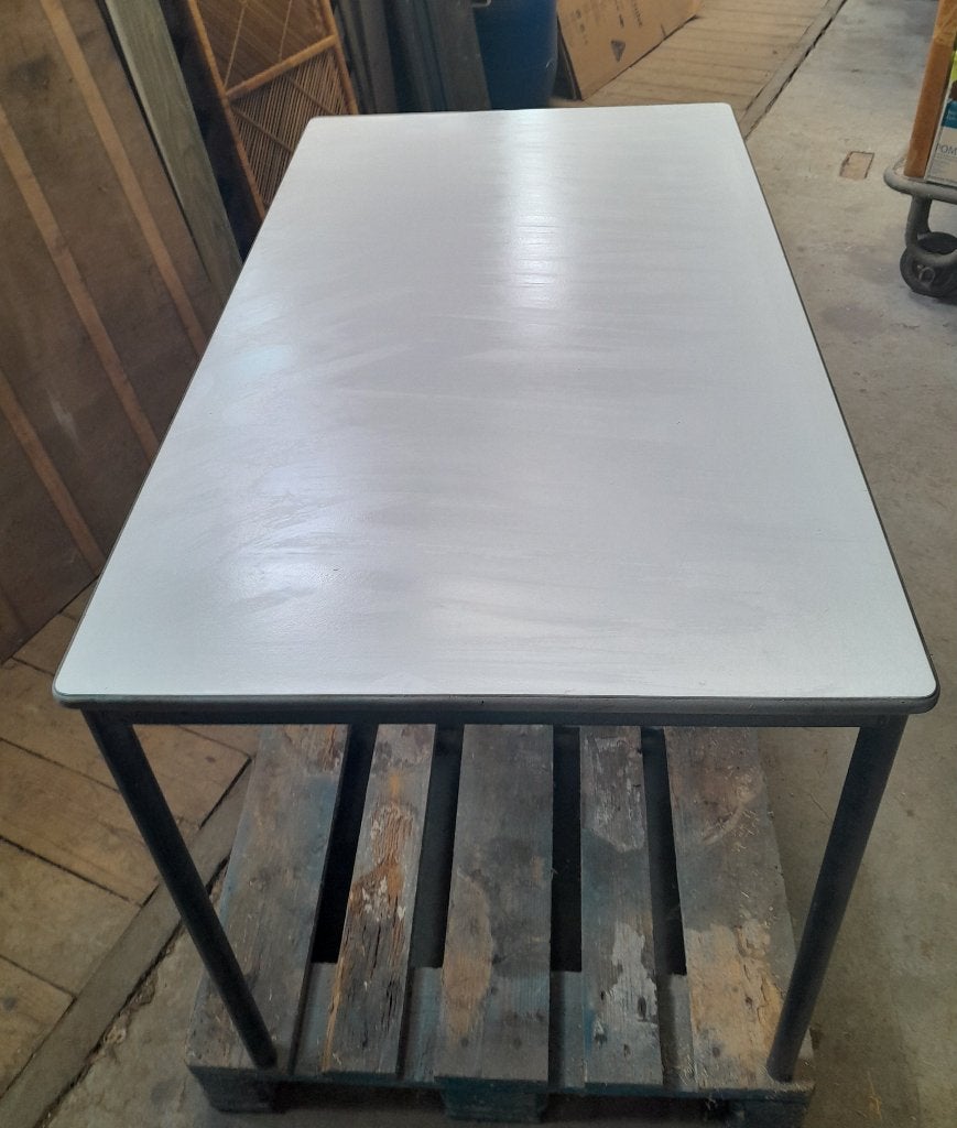 i.g.st.z. tafel kunststofblad en stalen onderstel, Ophalen, Gebruikt, 100 tot 150 cm, 50 tot 100 cm