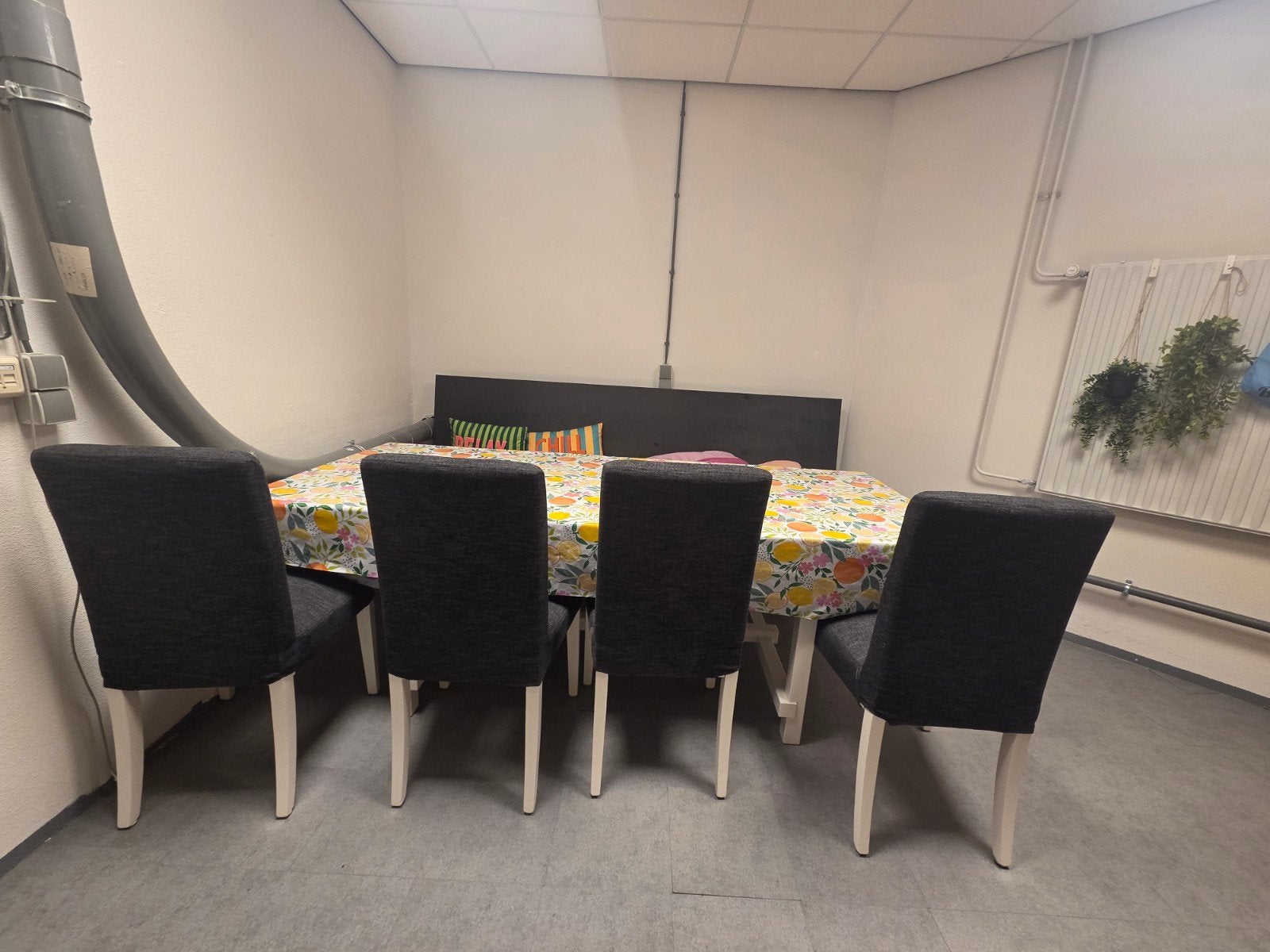 Set van 4 donkergrijze eetkamerstoelen, Ophalen, Hout, Zo goed als nieuw, Vier
