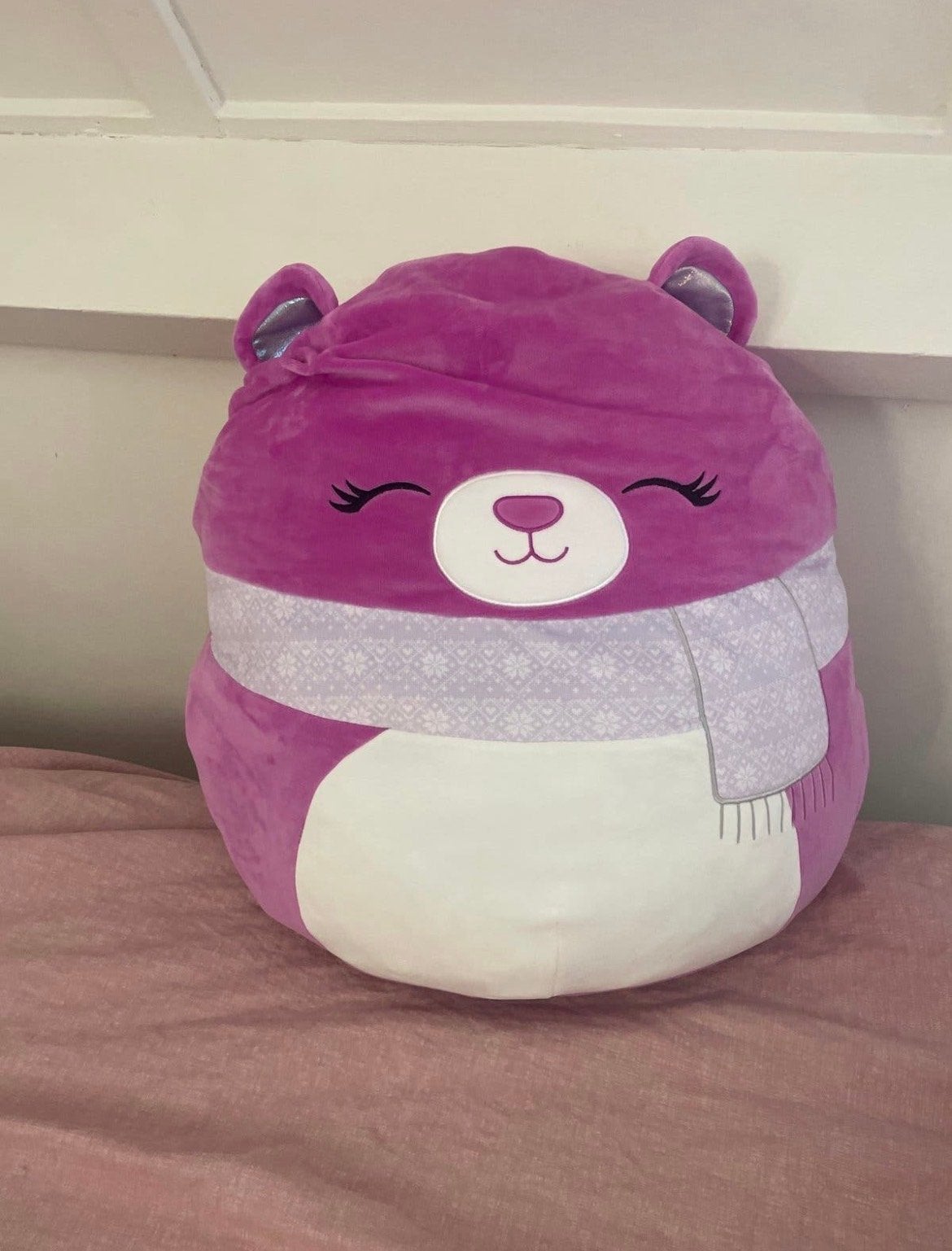 Squishmallow paarse beer met sjaal - Zo goed als nieuw, Beer, Zo goed als nieuw, Middelgroot (20 tot 80 cm), Met kleding of accessoire