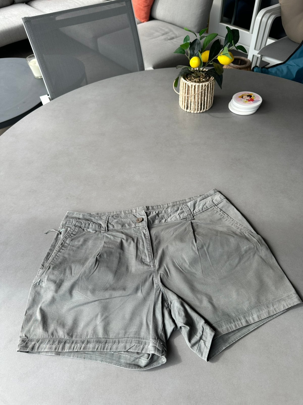 Grijze Quecha short, maat 42, Verzenden, Maat 42/44 (L), Zo goed als nieuw, Grijs