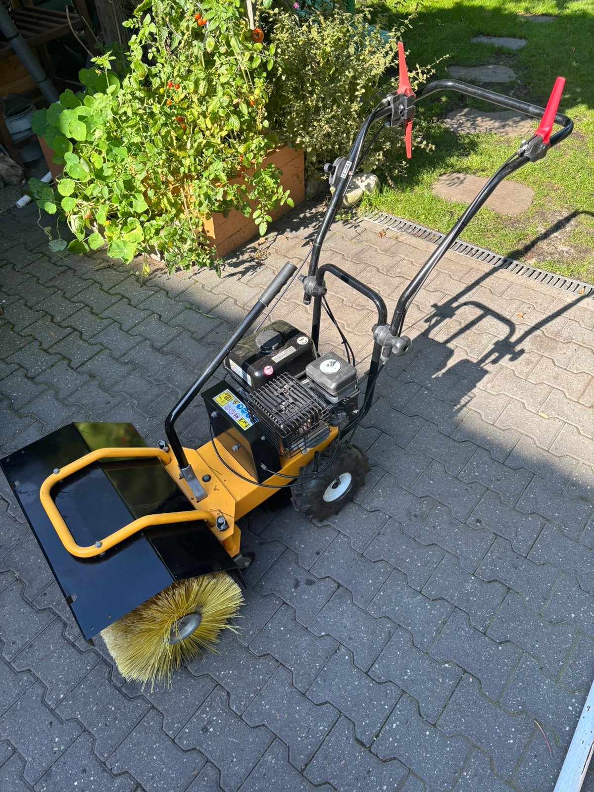 Zeer nette Lumag veegmachine benzine, Ophalen, Zo goed als nieuw