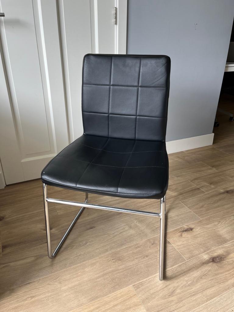 Set van 4 zwarte kunstleren eetkamerstoelen (sledeframe), Ophalen, Gebruikt, Rechthoekig, Metaal