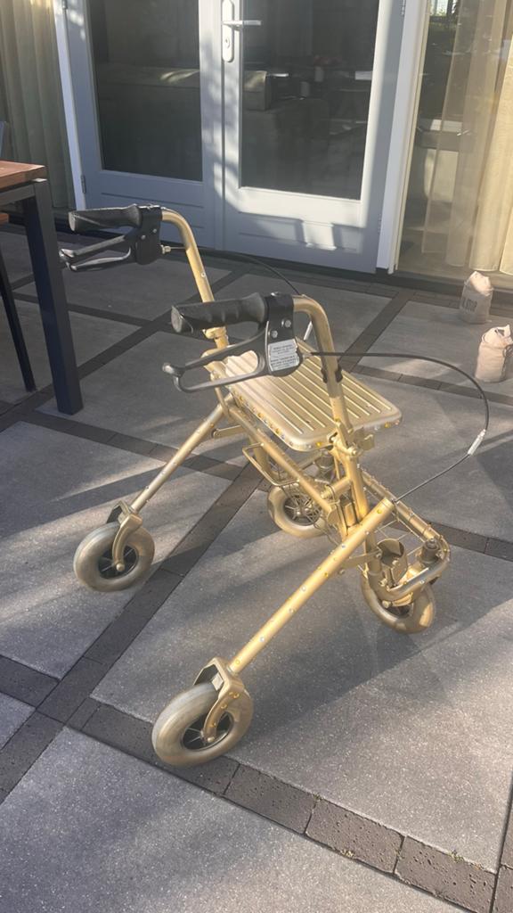 Rollator in kleur goud, Ophalen, Lichtgewicht, Gebruikt