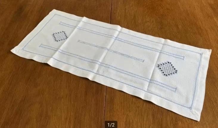 Witte hardanger loper, tafelkleed blauwe details, 82 x 35 cm, Ophalen of Verzenden, Zo goed als nieuw, Rechthoek, Binnen