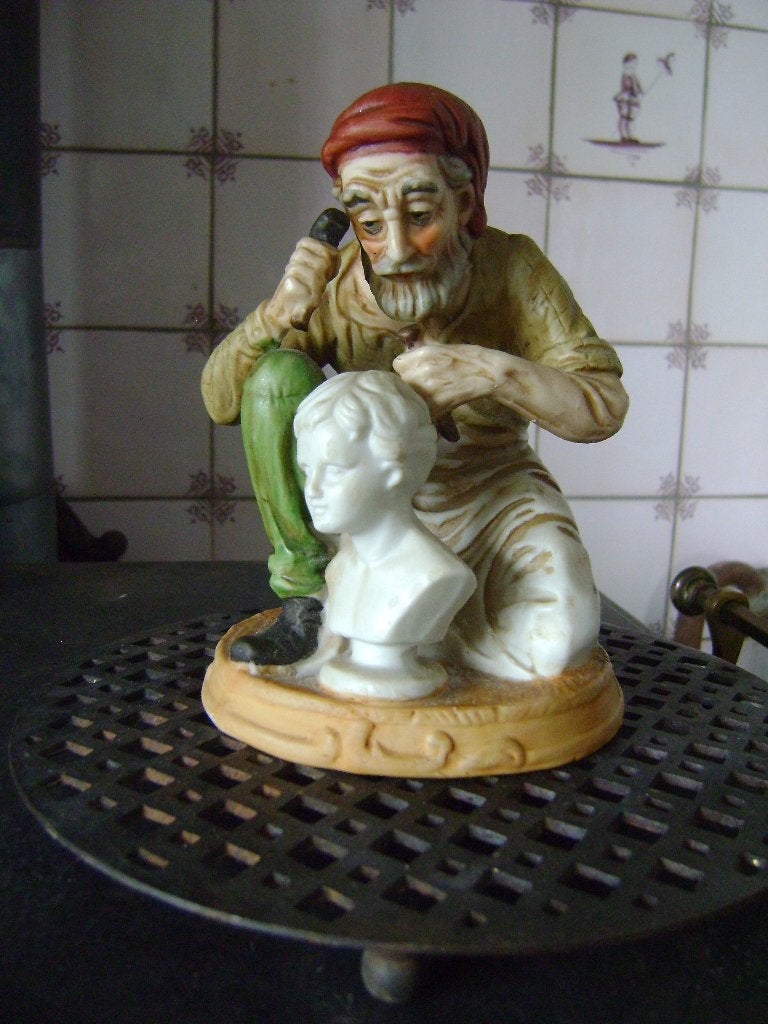 Beeldje keramiek - De beeldhouwer, Verzamelen, Ophalen of Verzenden, Zo goed als nieuw, Mens