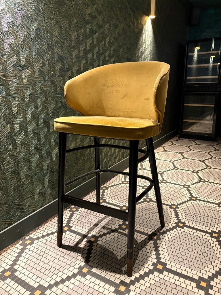 Velvet barkruk okergeel, donker hout met goud/brons poot, Ophalen, Met voetsteun, 60 tot 90 cm, Hout