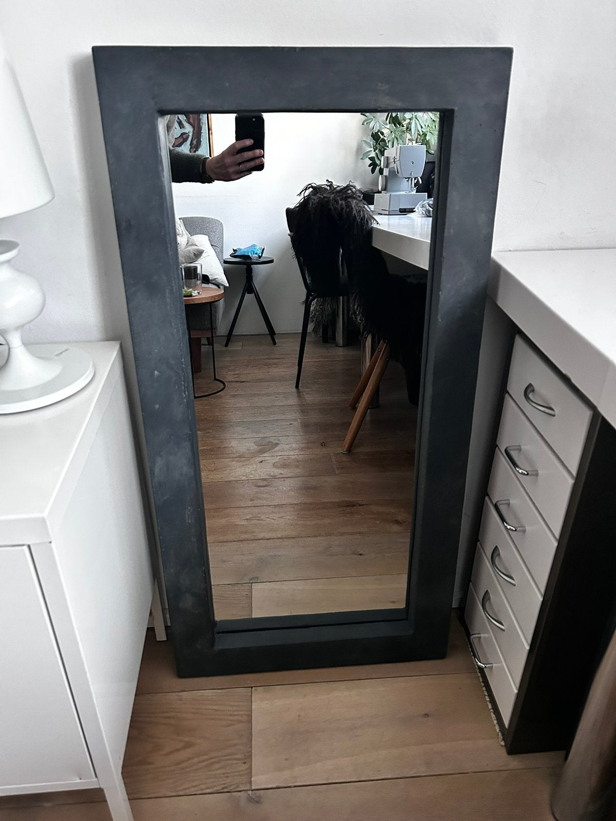 Betonlook spiegel 100x50 in nieuw staat, Huis en Inrichting, Woonaccessoires | Spiegels, Ophalen, Minder dan 50 cm, Zo goed als nieuw