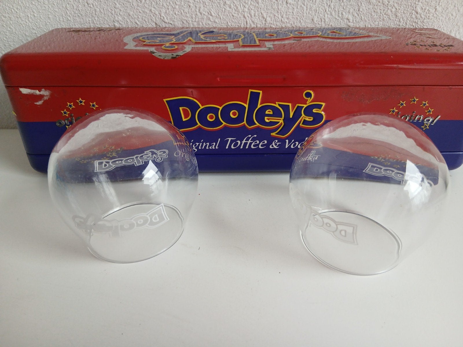 Dooley blik met twee originele ronde glazen, Verzamelen, Ophalen of Verzenden, Gebruikt, Overige typen