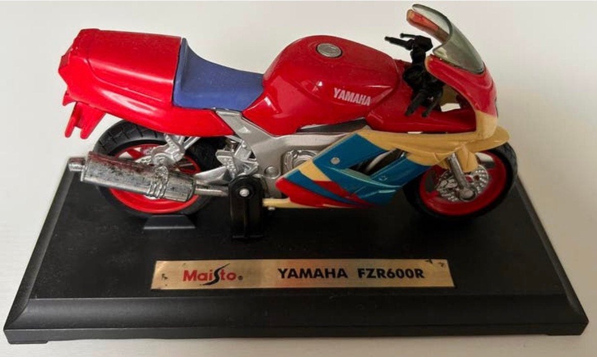 Maisto Yamaha FZR 600 R 1:18 op standaard TT Assen, Ophalen of Verzenden, Zo goed als nieuw, Motor, Maisto