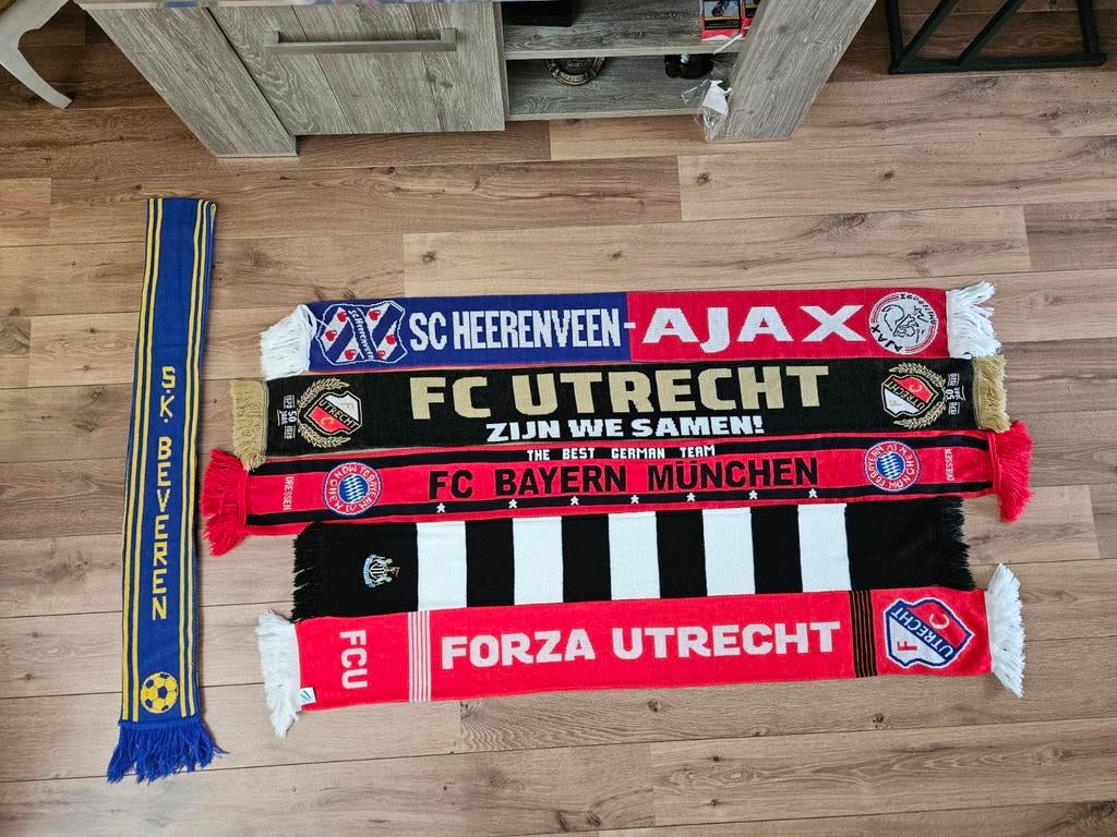 Diversen mooie voetbalsjaals. €10,- per stuk excl.verzenden, Verzamelen, Sportartikelen en Voetbal, Ophalen of Verzenden, Zo goed als nieuw
