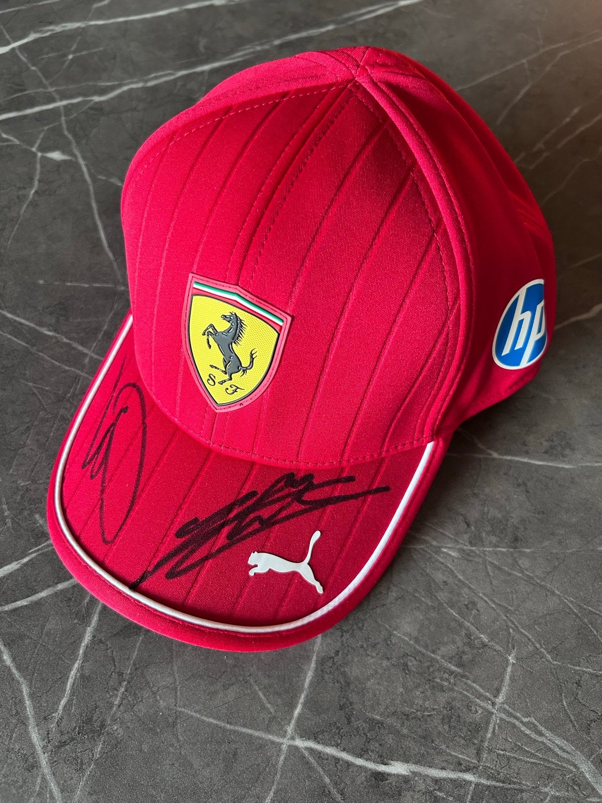 Gesigneerde Ferrari F1 Pet - Exclusief Pro Atleet, Ophalen of Verzenden, Nieuw, One size fits all, Pet
