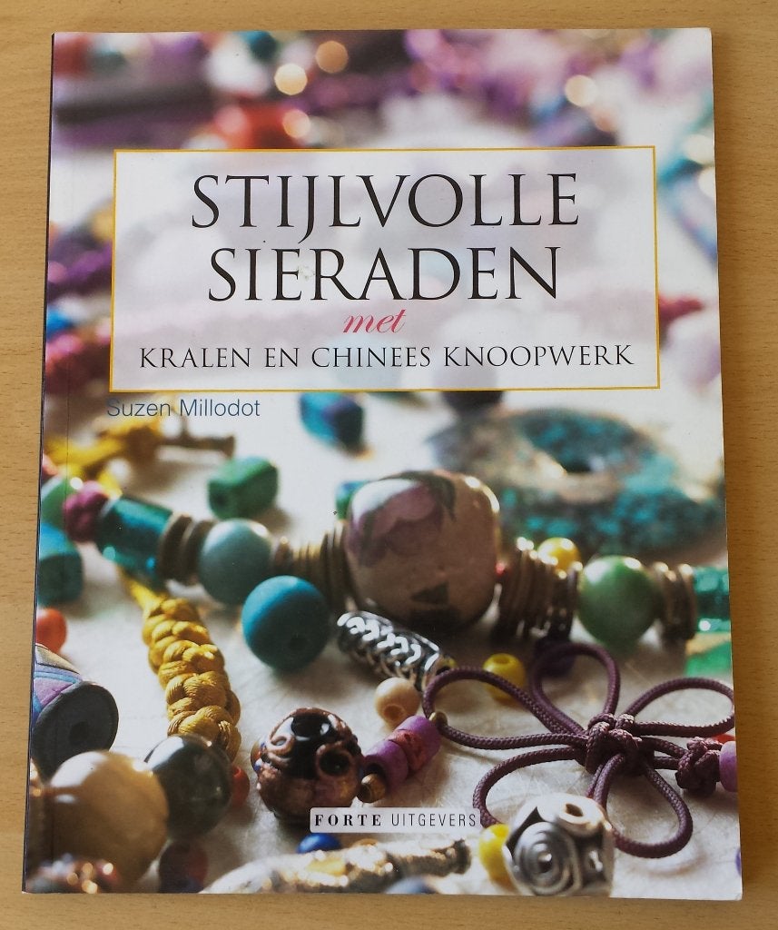 Stijlvolle Sieraden Chinees Knoopwerk - Suzen Millodot -2005, Gebruikt, Overige typen, Ophalen of Verzenden, Nvt