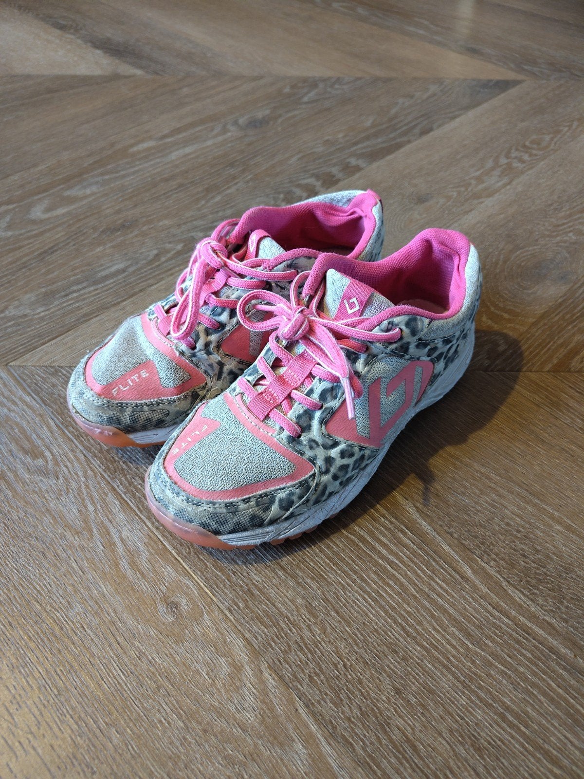 Hockeyschoenen meisjes 35 paars panterprint brabo, Ophalen of Verzenden, Zo goed als nieuw, Schoenen