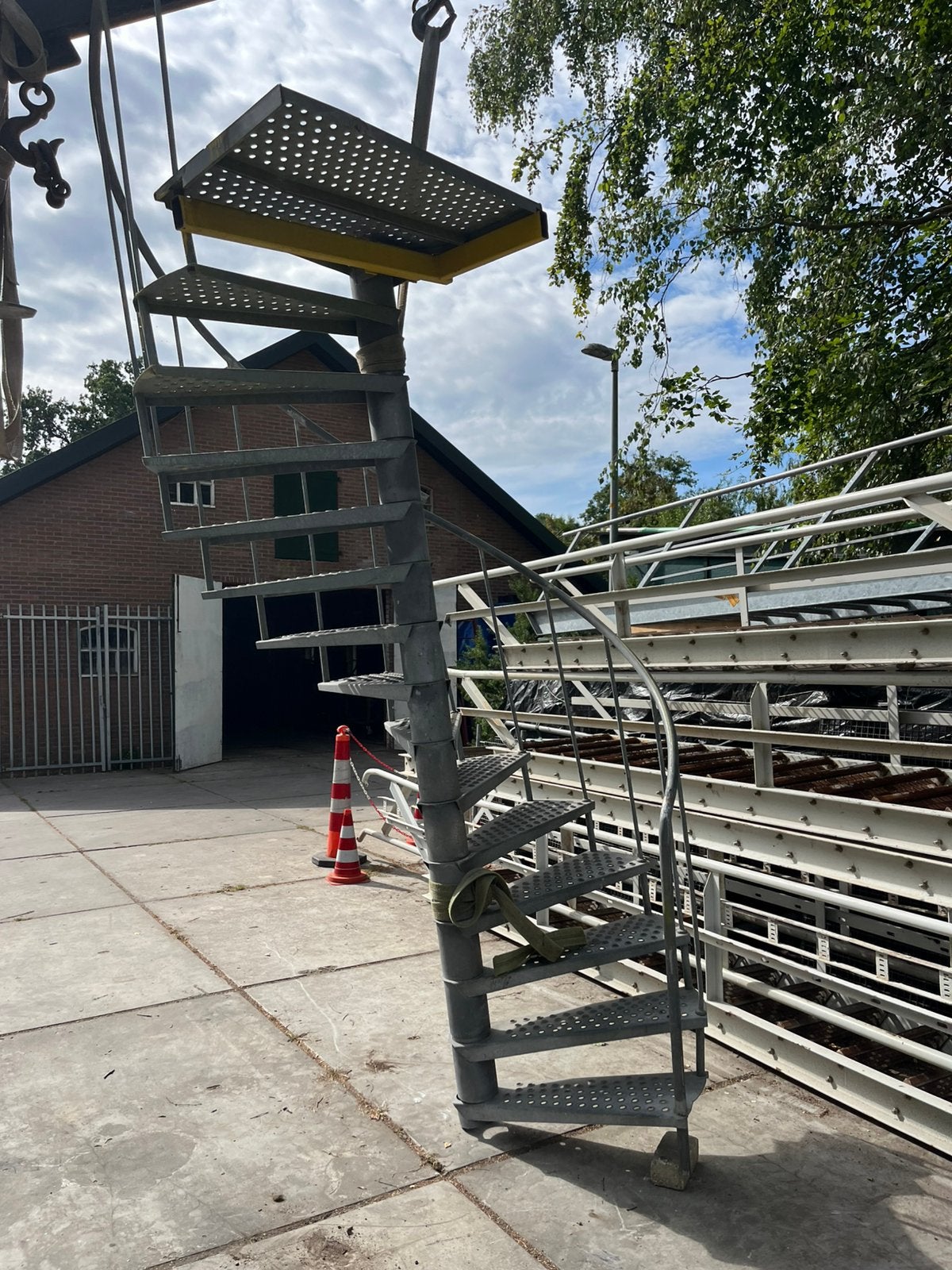 Gegalvaniseerde wenteltrap 3.02 m hoog + bordes leuning 15 t, Ophalen, Gebruikt, Trap, 2 tot 4 meter