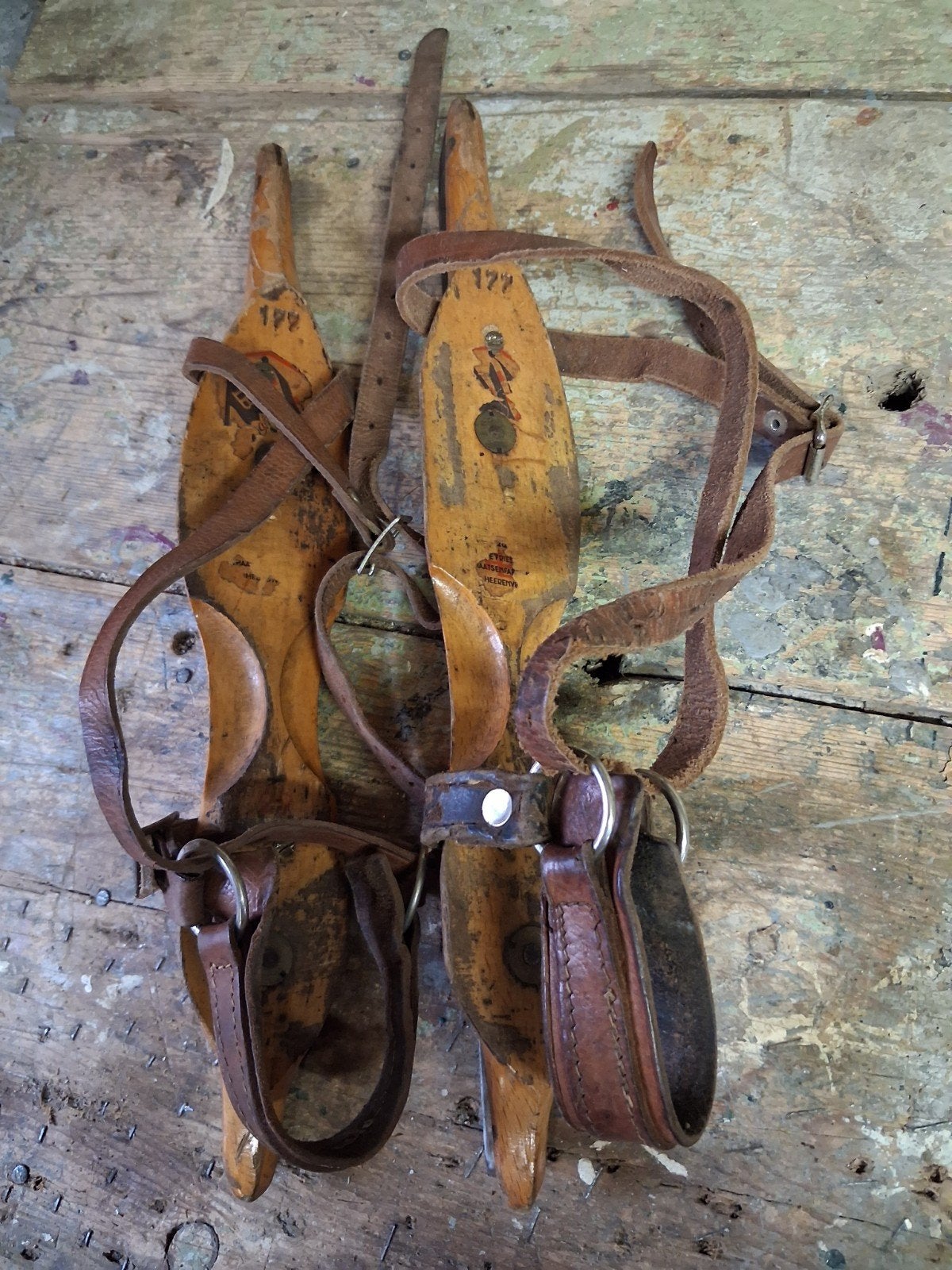Antieke houten schaatsen met leren riemen, Ophalen of Verzenden, Gebruikt, Noren