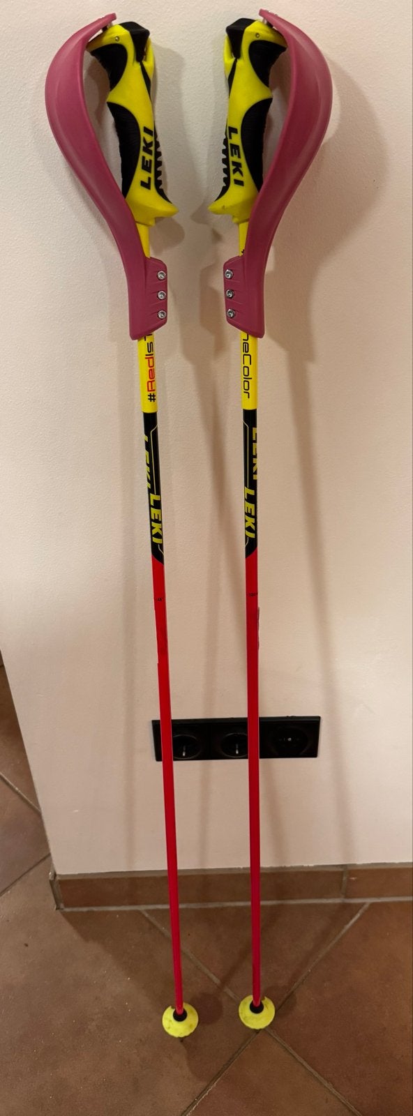 Leki Slalom skistokken 120 cm met kappen, Sport en Fitness, Ophalen, Stokken, 100 tot 140 cm, Zo goed als nieuw