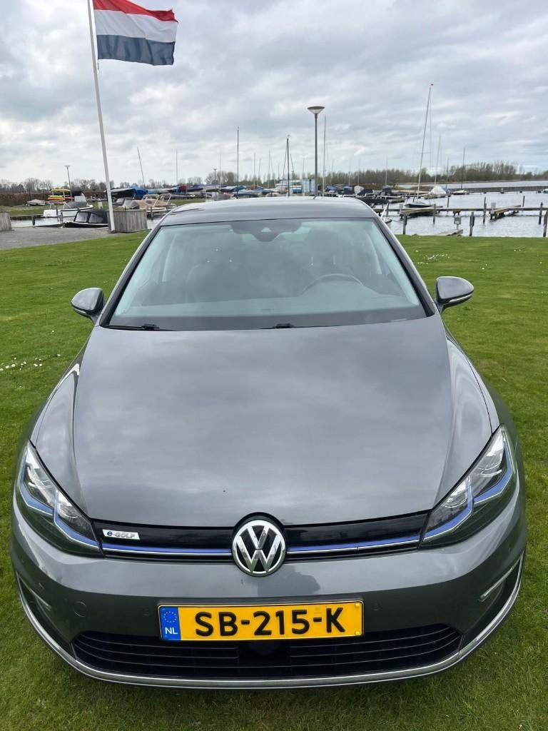 Volkswagen Golf E-golf met echt leder Grijs, Auto's, Volkswagen, 136 pk, Zwart, 35 kWh, Elektrisch