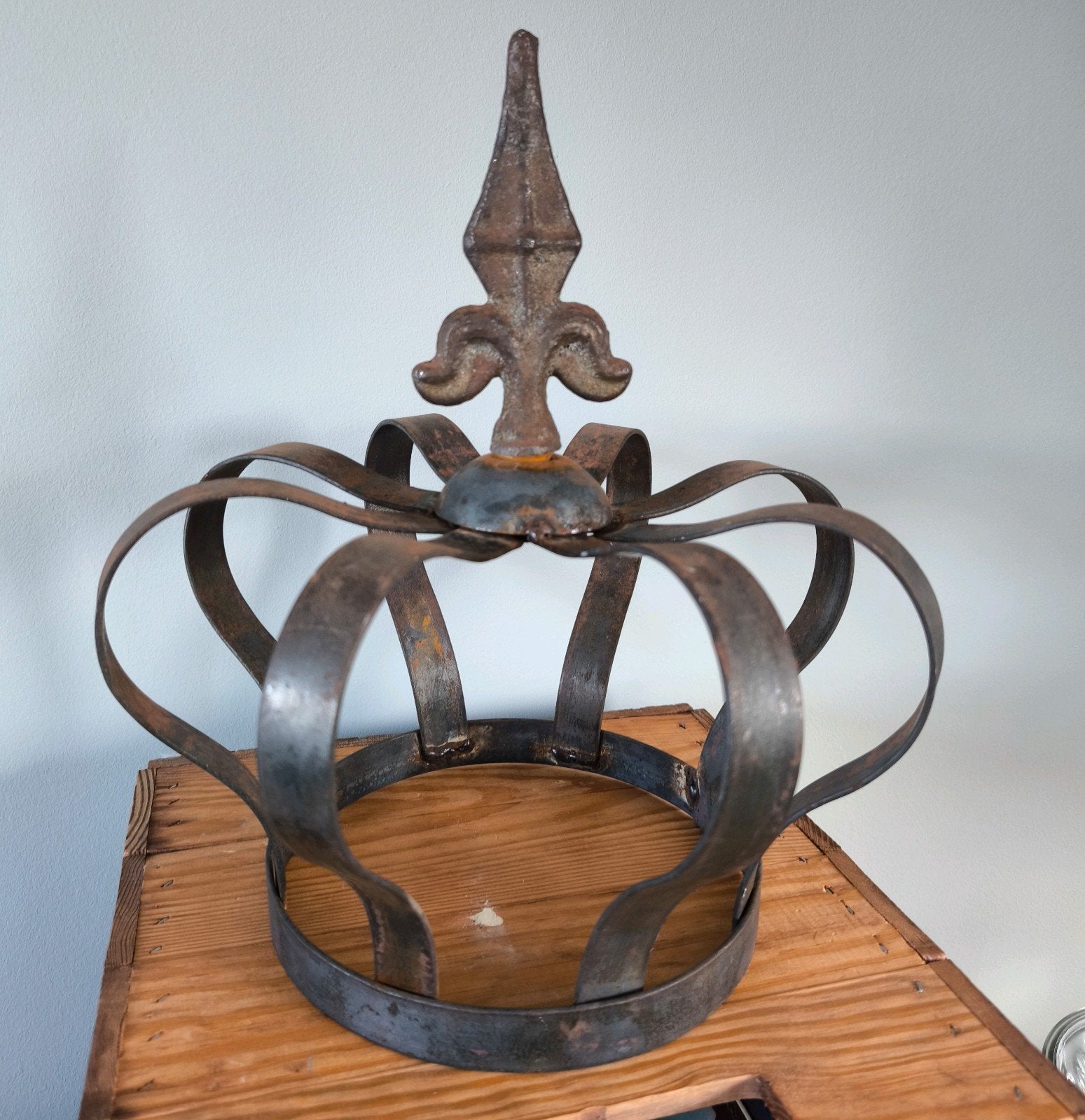 Grote metalen decoratieve kroon met Fleur-de-lis vintage, Ophalen of Verzenden