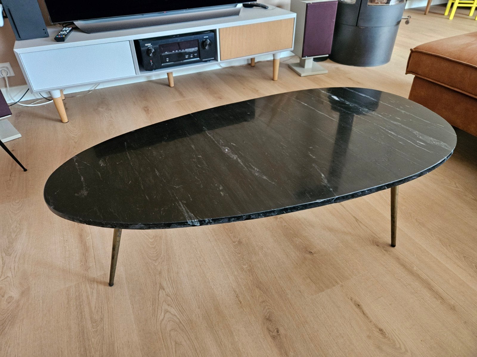 Ovale salontafel met zwart marmeren blad en metalen poten, Ophalen, Gebruikt, 100 tot 150 cm, Overige materialen