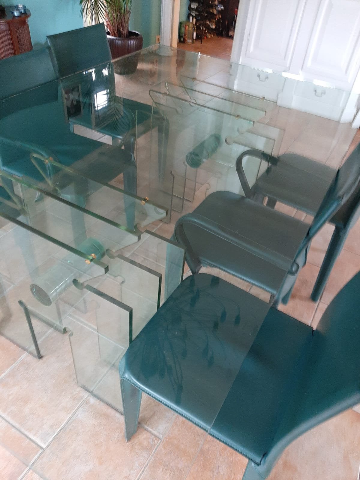 Foto 3 van Glazen tafel met 6 leren stoelen