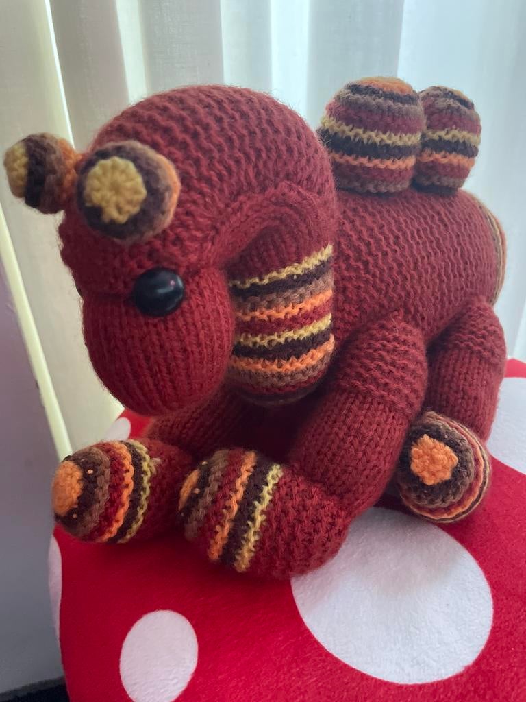 Gebreide knuffel kameel 29 cm - Handgemaakt en uniek, Ophalen, Gebruikt, Overige typen