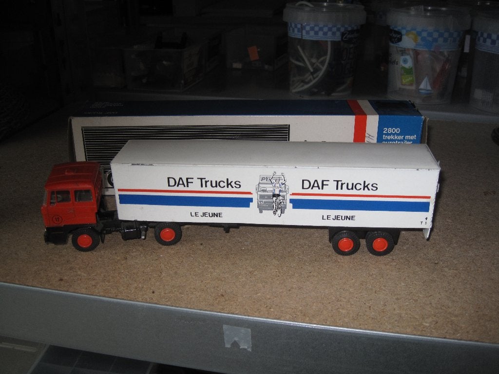 Lion Toys 59 Daf 2800 trekker met wielerploeg oplegger, Ophalen of Verzenden, Gebruikt, Bus of Vrachtwagen, Lion Toys