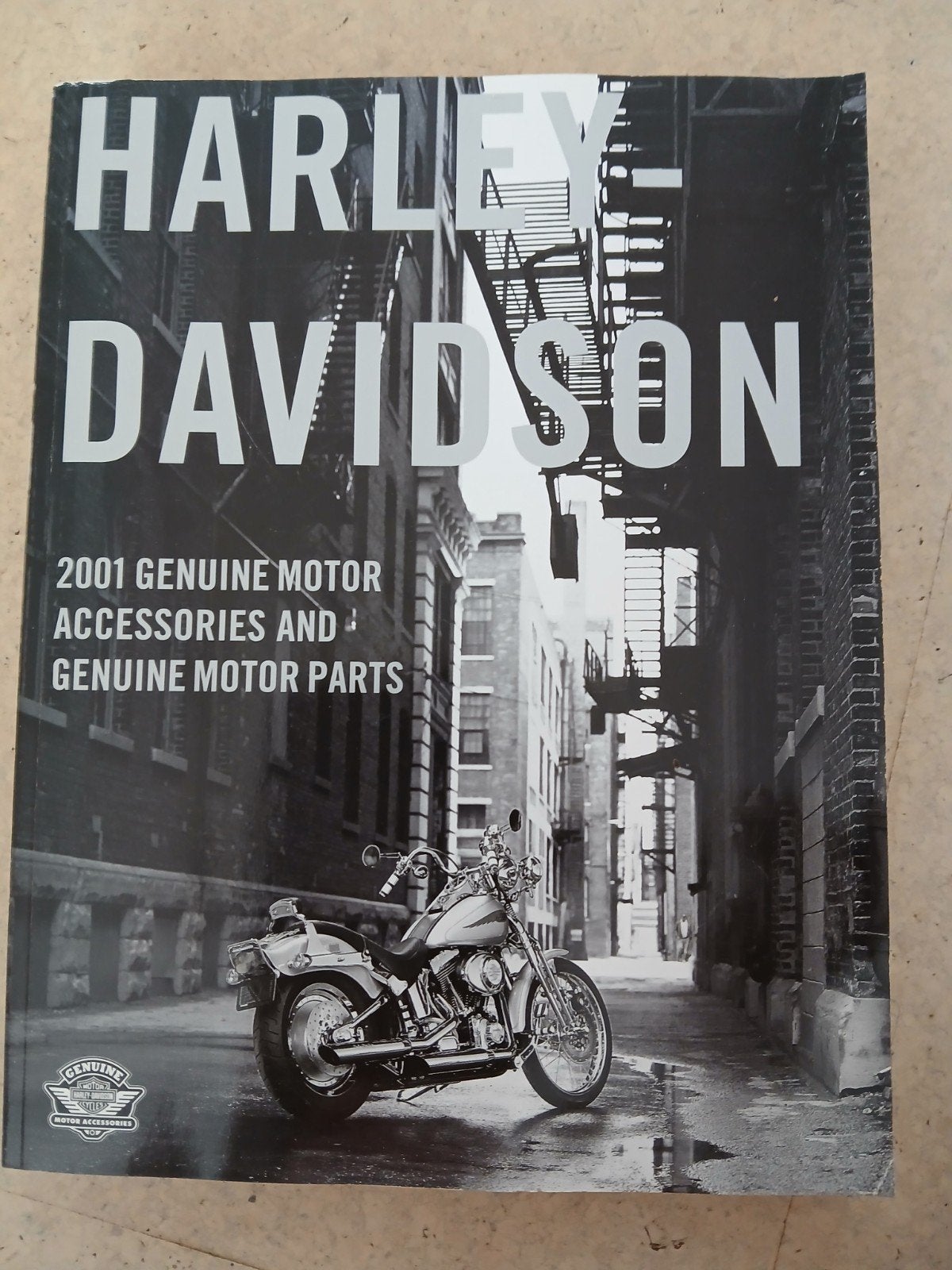 Harley-Davidson Boek: Accessoires & Onderdelen 2001, Ophalen of Verzenden, Gelezen, Onbekend, Merk of Model