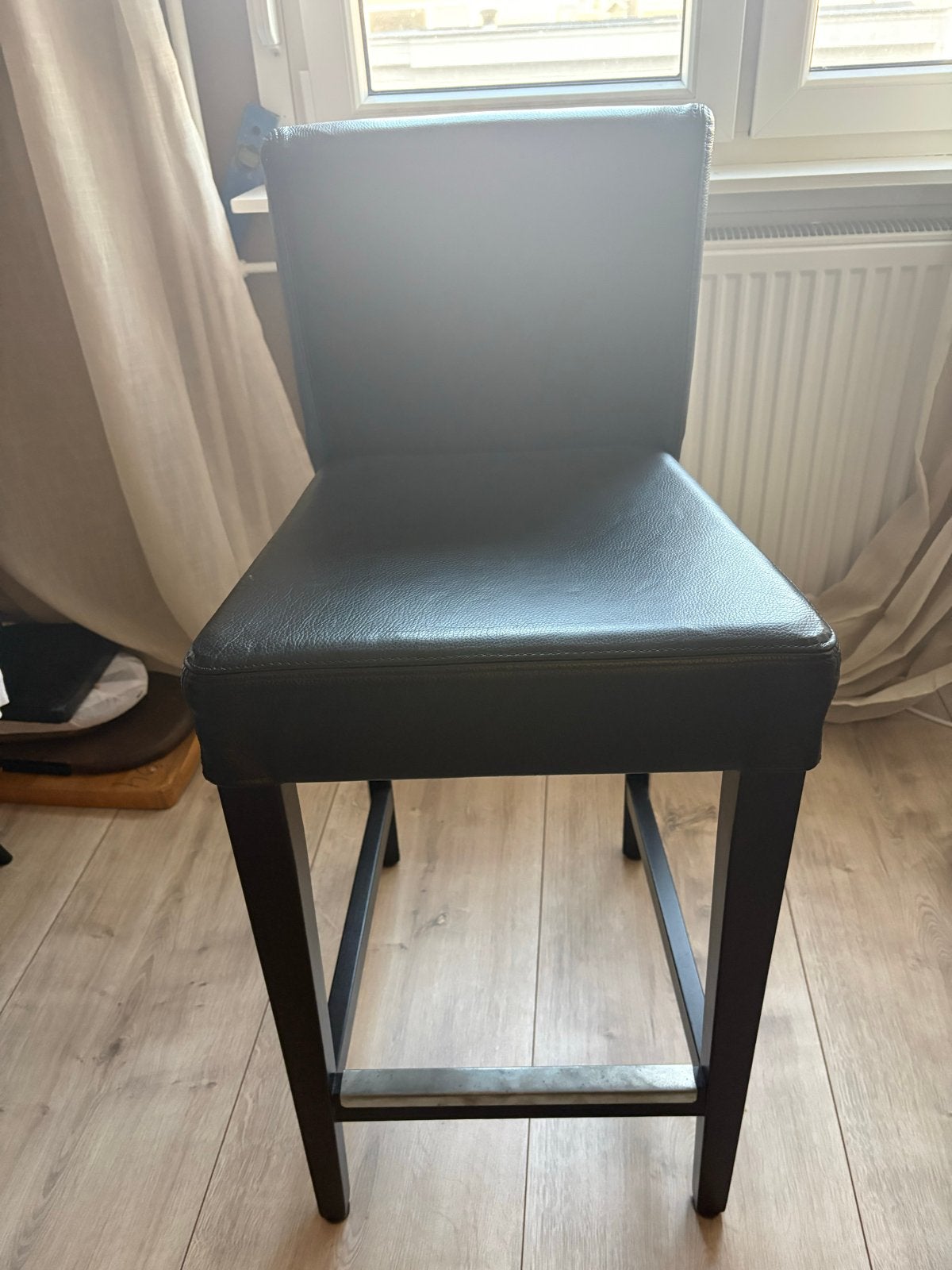 Zwarte leren kruk met rugleuning en voetsteun, Huis en Inrichting, Barkrukken, Ophalen, Gebruikt, Met voetsteun, 60 tot 90 cm