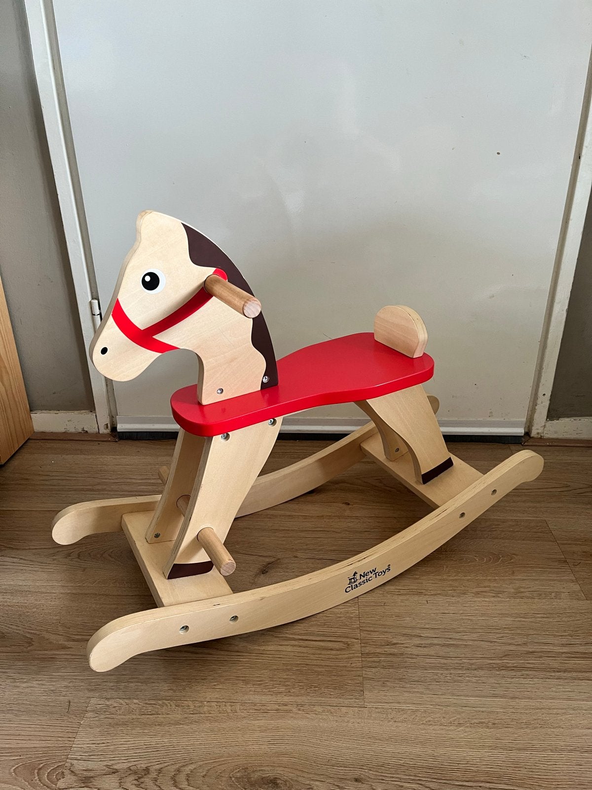 Houten schommelpaard - New Classic Toys, Kinderen en Baby's, Speelgoed | Houten speelgoed, Ophalen, Zo goed als nieuw, Rij- of Hobbelspeelgoed