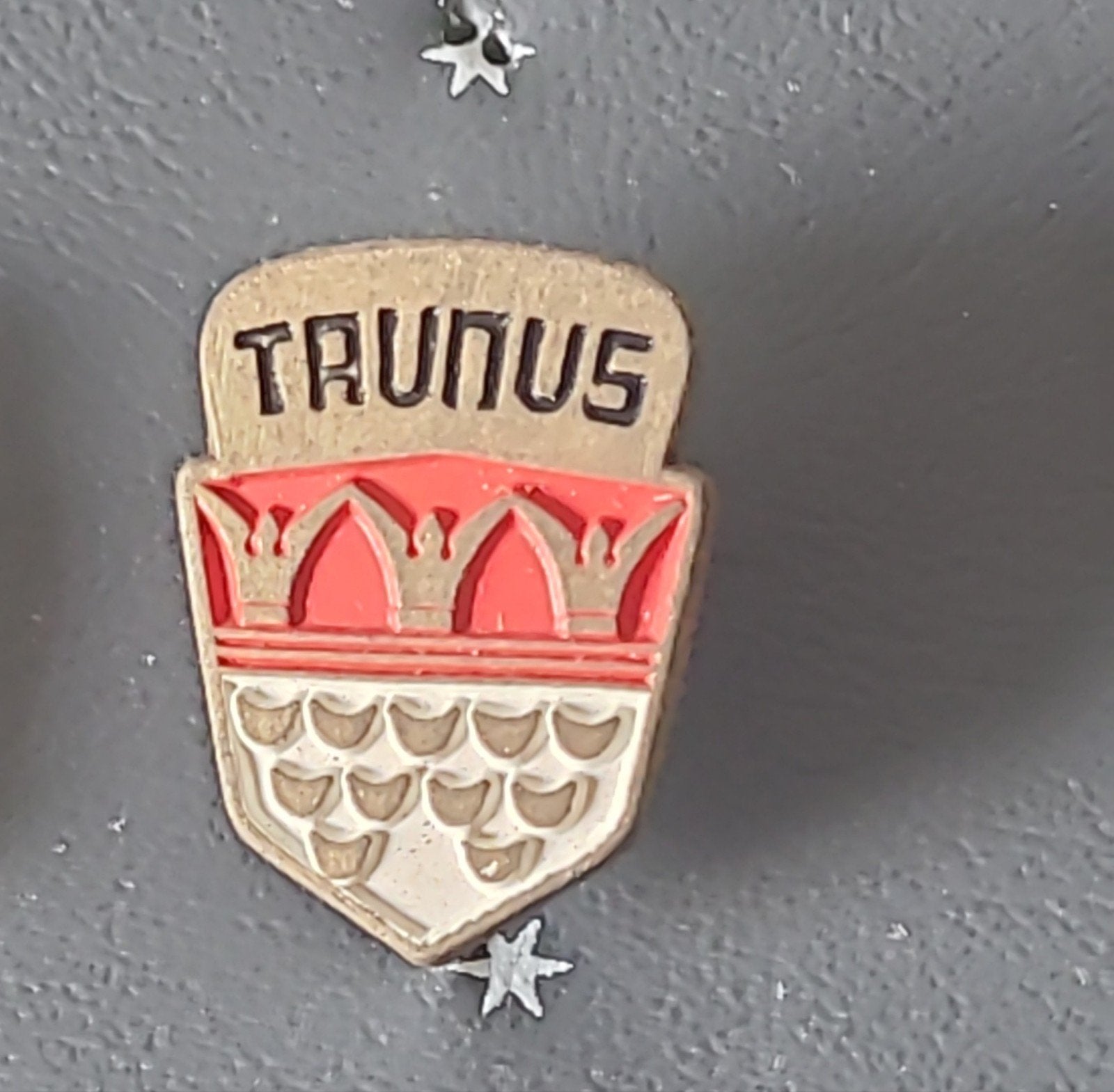Vintage Taunus Speldje - Auto Merk Pin, Verzamelen, Speldjes, Pins en Buttons, Verzenden