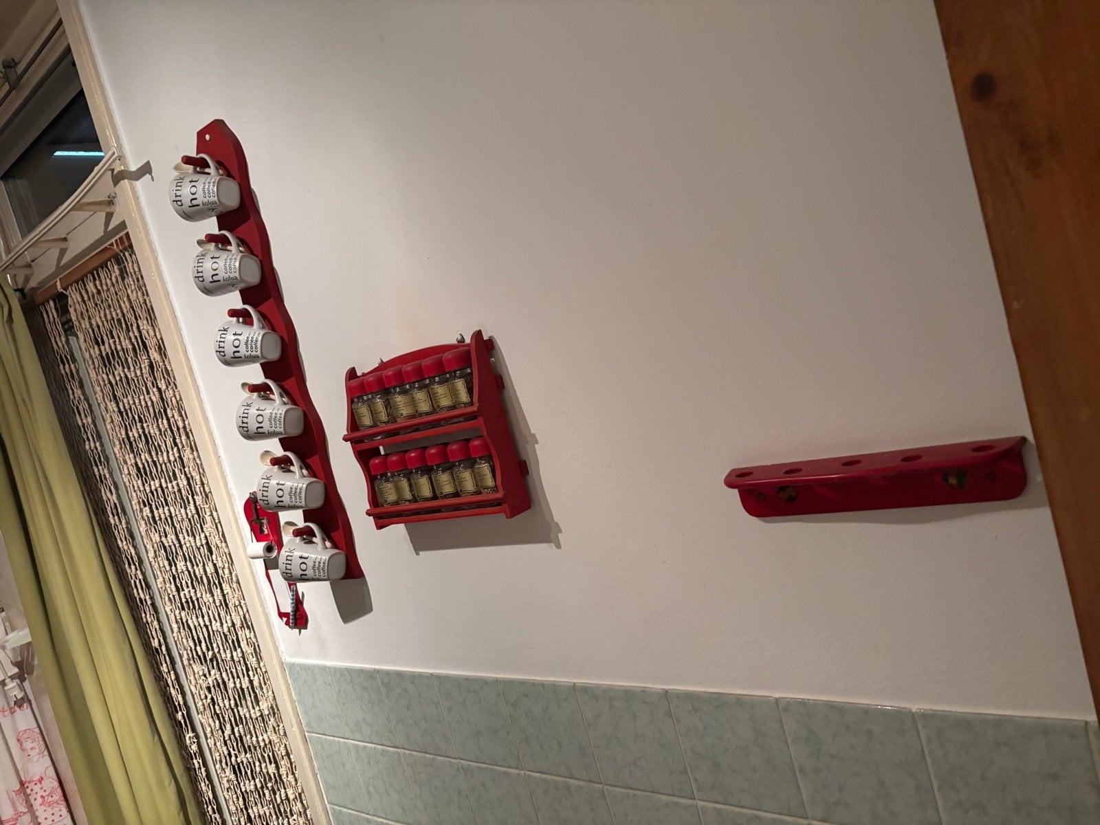 Vintage rode keukenaccessoires set - kruidenrek, theedoos, Hout, Ophalen of Verzenden, Rood, Overige merken