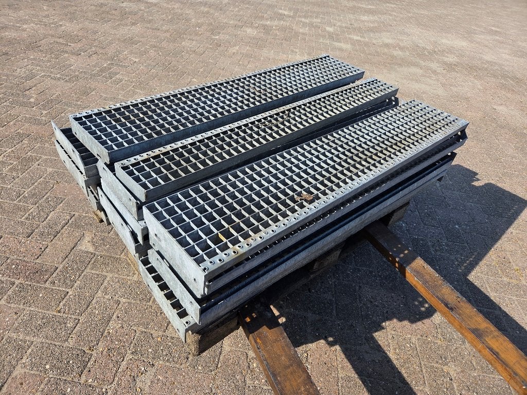 Gegalvaniseerde traptreden /gaastreden, Lang 1.40 m, Ophalen, Minder dan 2 meter