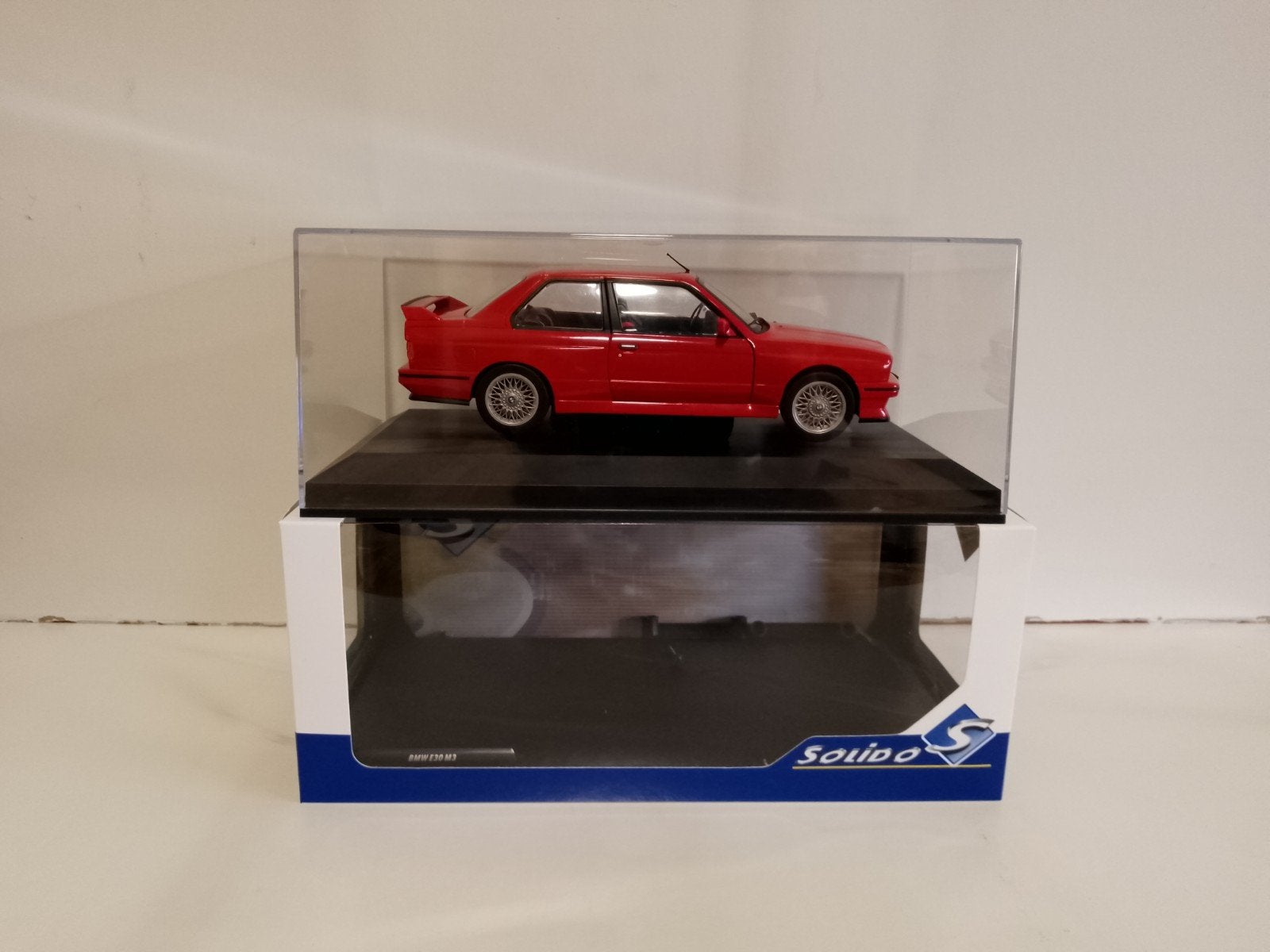 Solido BMW M3 E30 + Showcase 1:18, Hobby en Vrije tijd, Ophalen of Verzenden, Zo goed als nieuw, Auto, Solido