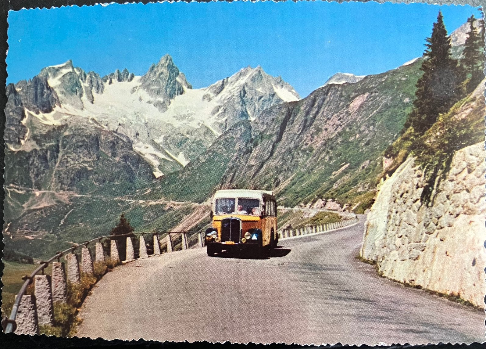 Ansichtkaart met autobus-Zwitserse Postbus op Sustenstrasse, Ophalen of Verzenden, 1960 tot 1980, Gelopen, Voertuig