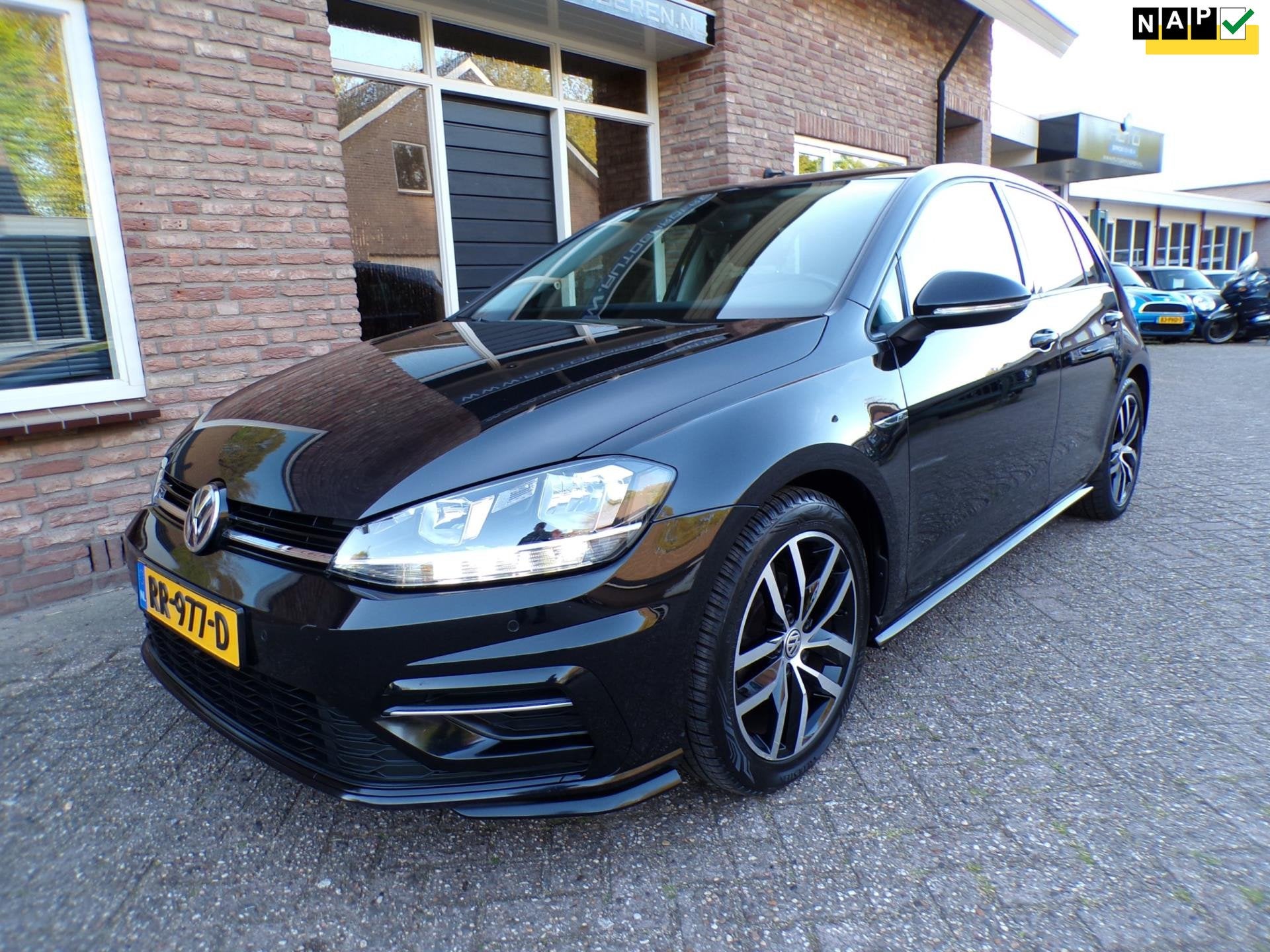 Volkswagen Golf 1.0 TSI Comfortline R-Line Automaat / Navi, Stof, Gebruikt, 620 kg, Zwart