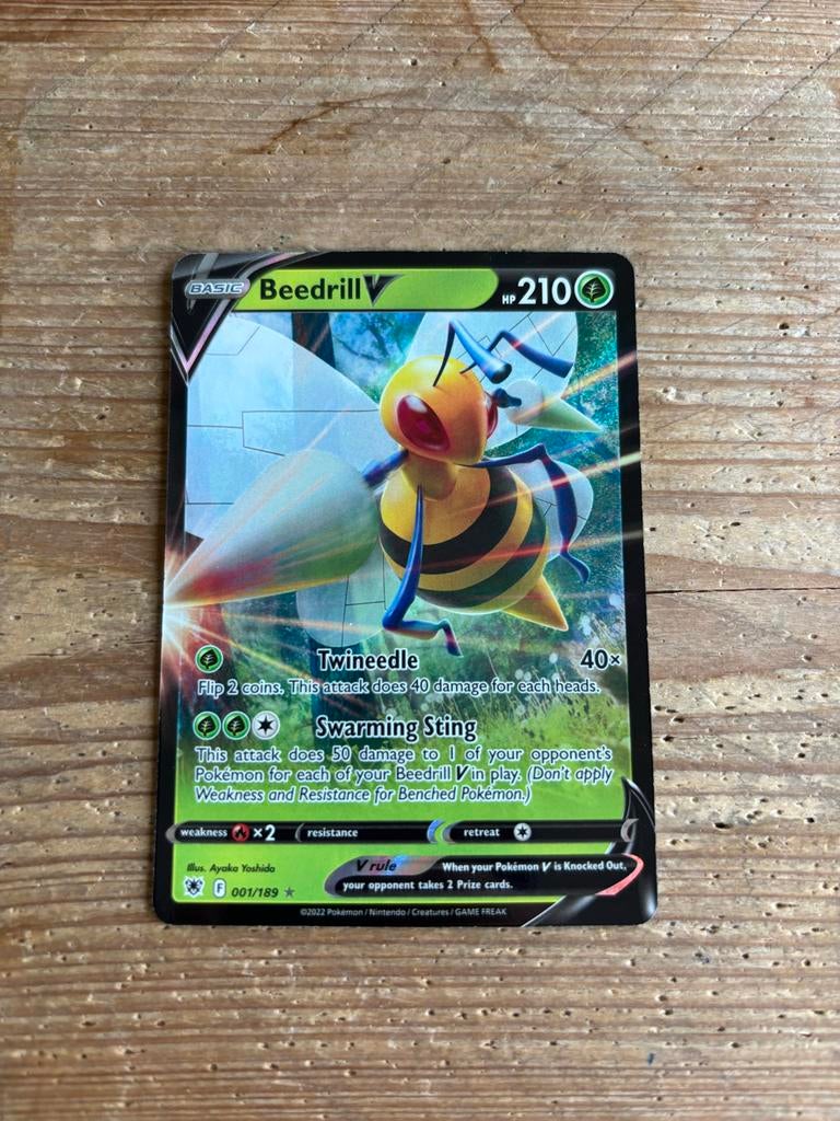 Pokémon Kaart Beedrill V 001/189 - Zo goed als nieuw, Ophalen of Verzenden, Zo goed als nieuw, Losse kaart