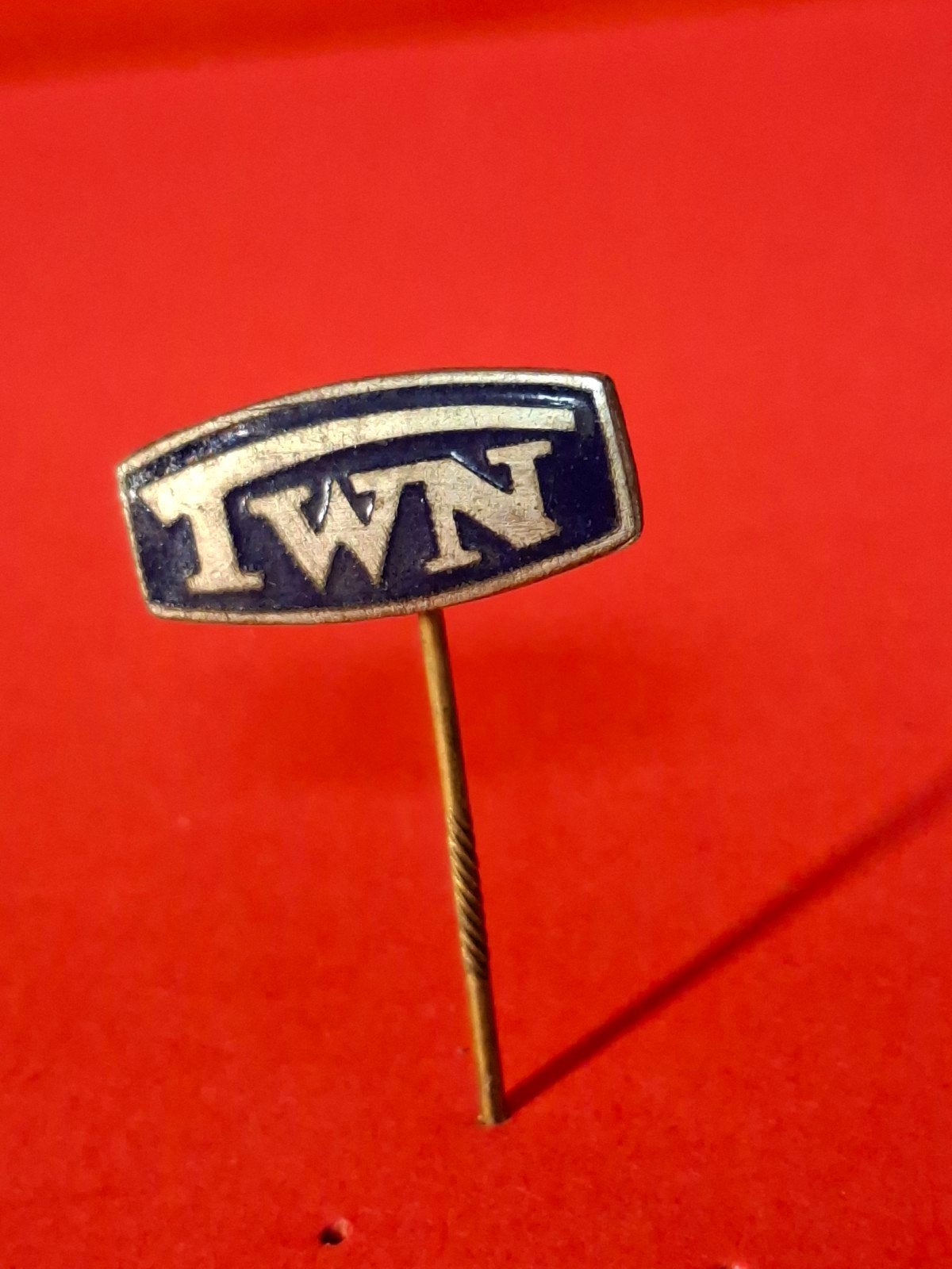 TRIUMPH MOTOREN emaille speld, Ophalen of Verzenden, Gebruikt, Transport