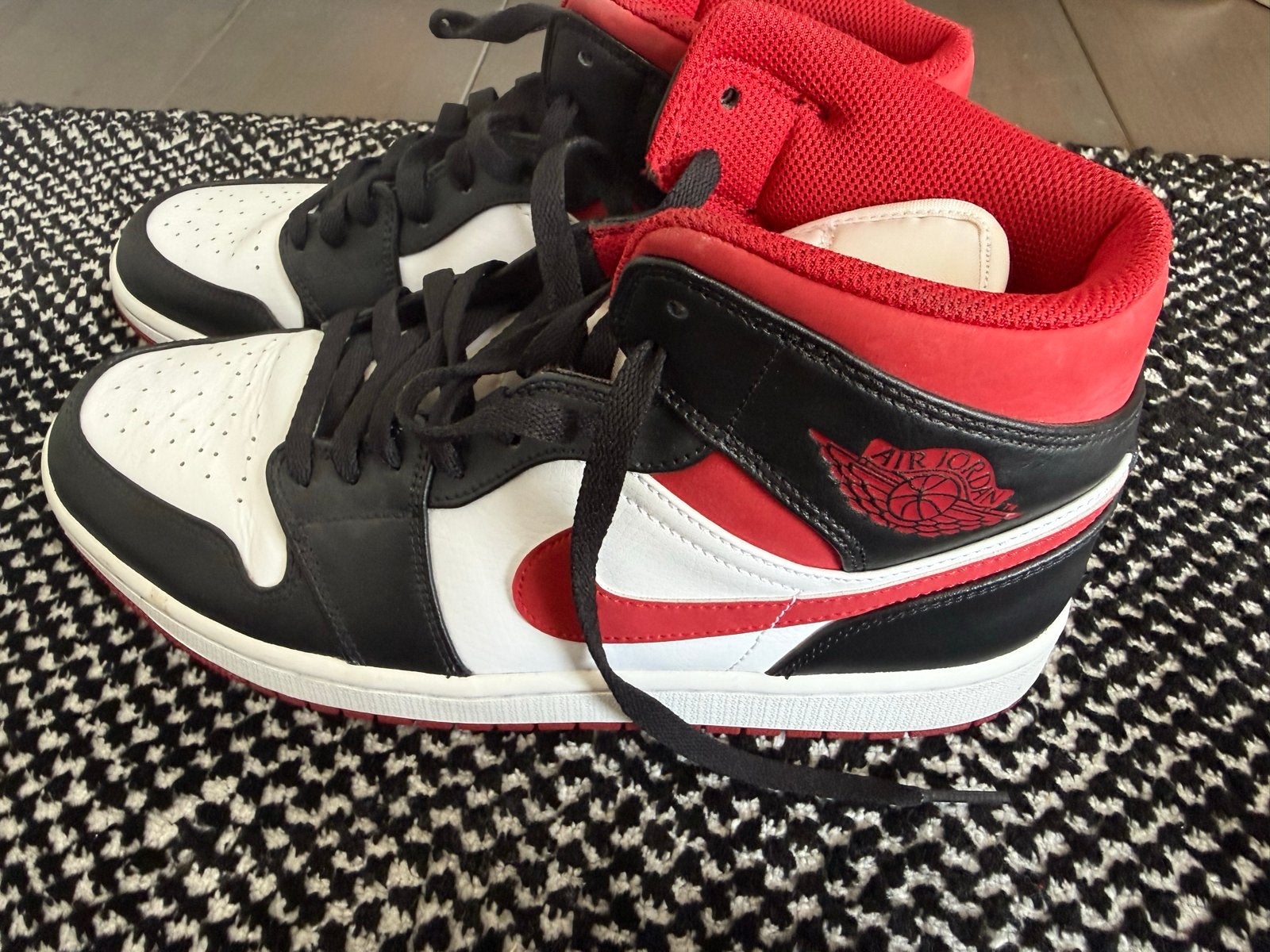 Nike Air Jordan 1 Mid Chicago Black Toe - Maat 44, Kleding | Heren, Schoenen, Ophalen of Verzenden, Zo goed als nieuw, Overige kleuren