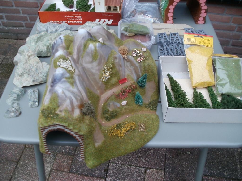 Partij Ho scenery met tunnels,boompjes,div rotsen,strooisels, Wisselstroom, Brug, Tunnel of Gebouw, Ophalen of Verzenden, Zo goed als nieuw