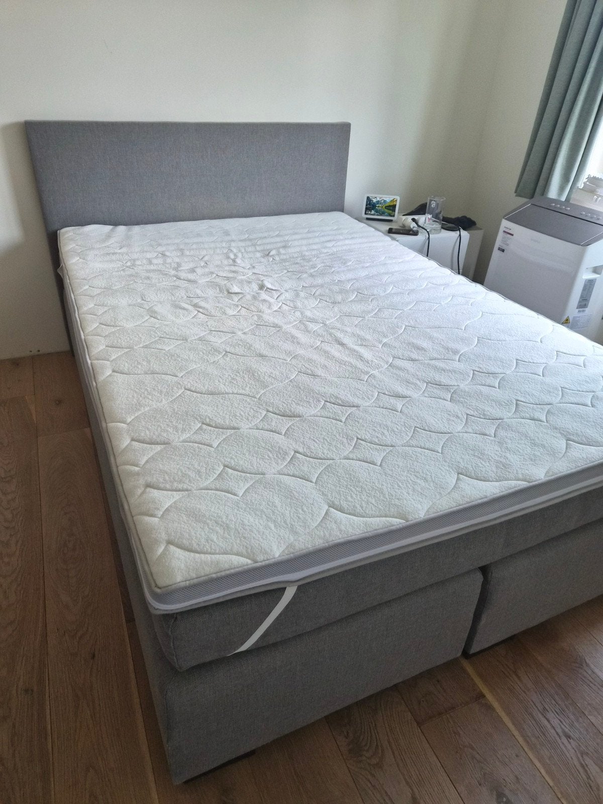 Boxspring 140cm met topper en matras, Ophalen, Gebruikt, 140 cm, Twijfelaar