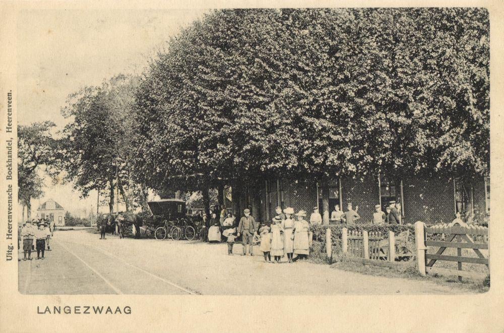 LANGEZWAAG, Straatscene met Volk (1900s) Ansichtkaart, Ophalen of Verzenden, Voor 1920, Ongelopen, Friesland