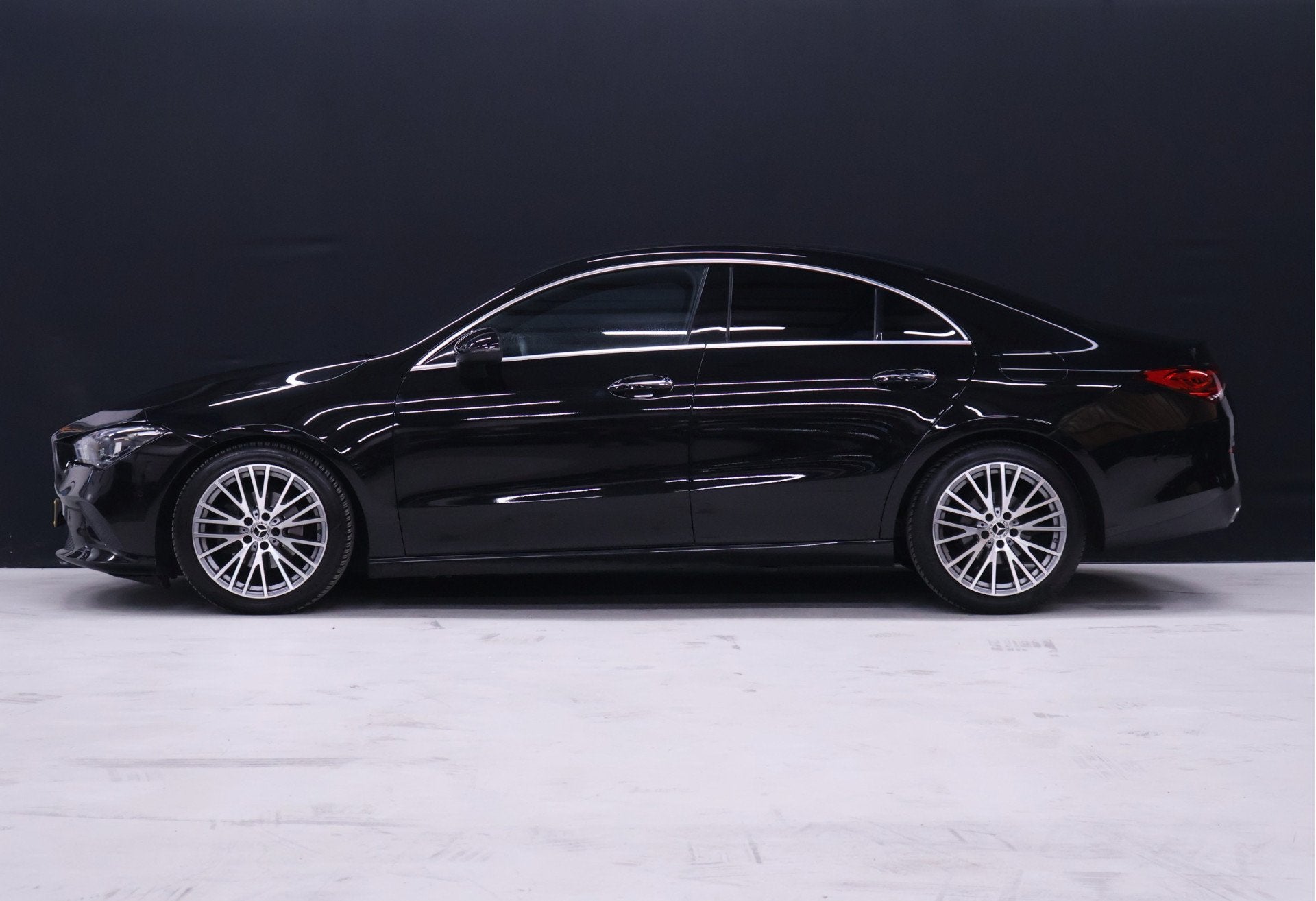 Mercedes-Benz CLA-Klasse 180 Business Luxury [SFEERVERLICHTI, Auto's, Mercedes-Benz, CLA, Gebruikt, 4 cilinders, Zwart