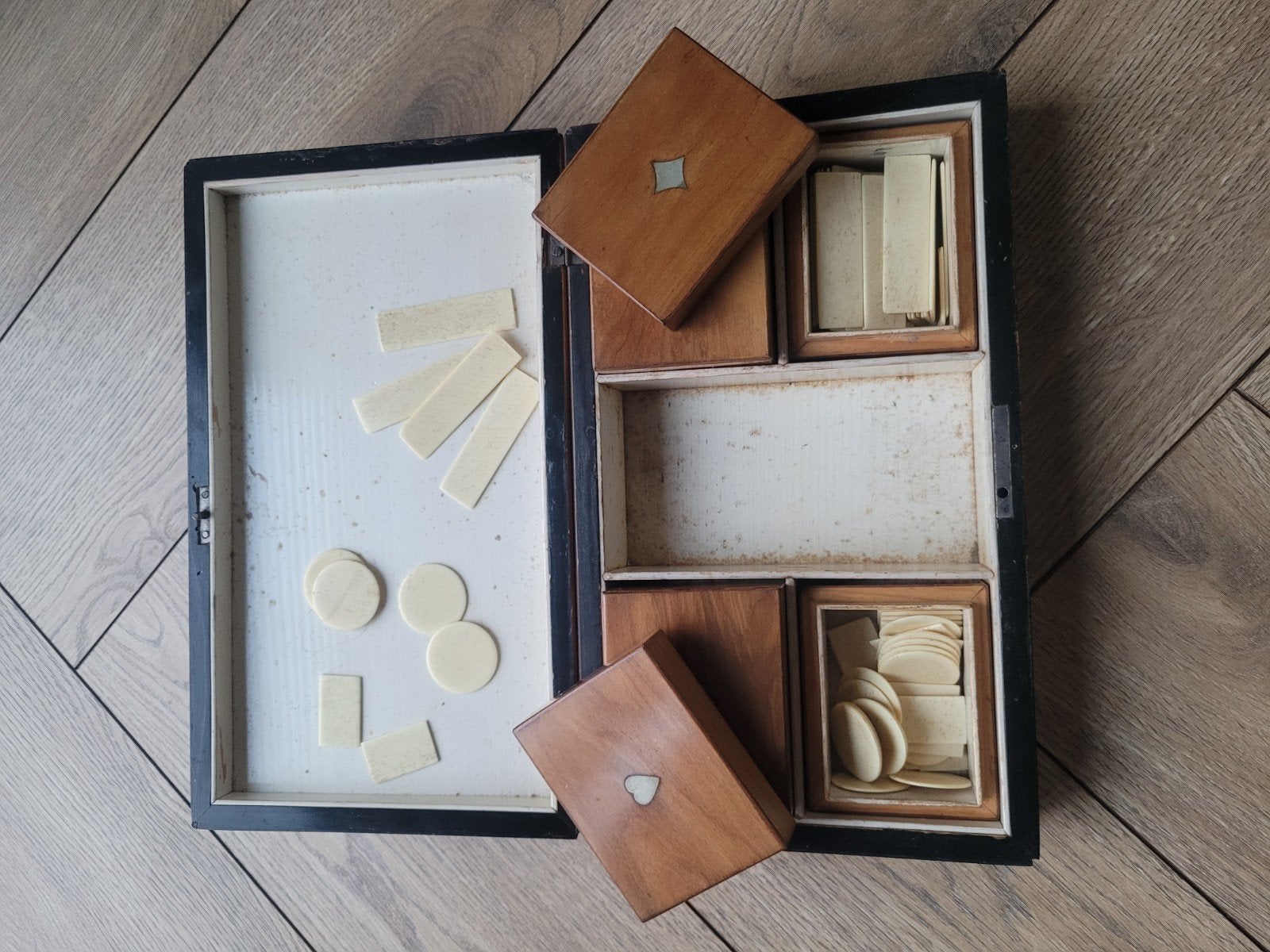 Antieke houten doos met speelstukken, Ophalen of Verzenden