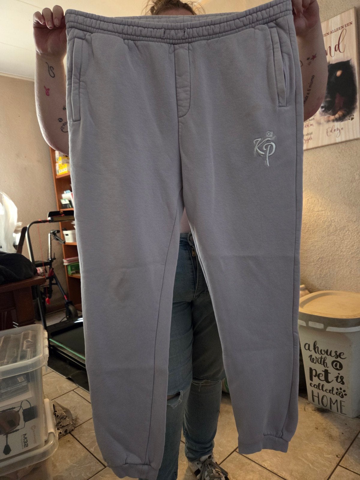 Comfortabele grijze joggingbroek met KP-logo, Kleding | Dames, Broeken en Pantalons, Verzenden, Maat 46/48 (XL) of groter, KP