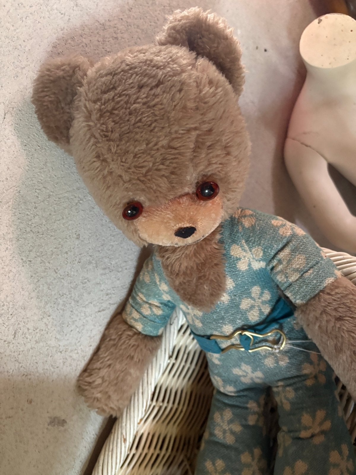 Vintage Teddybeer in Vrolijk Pak met Riem Sluiting, Ophalen of Verzenden, Gebruikt