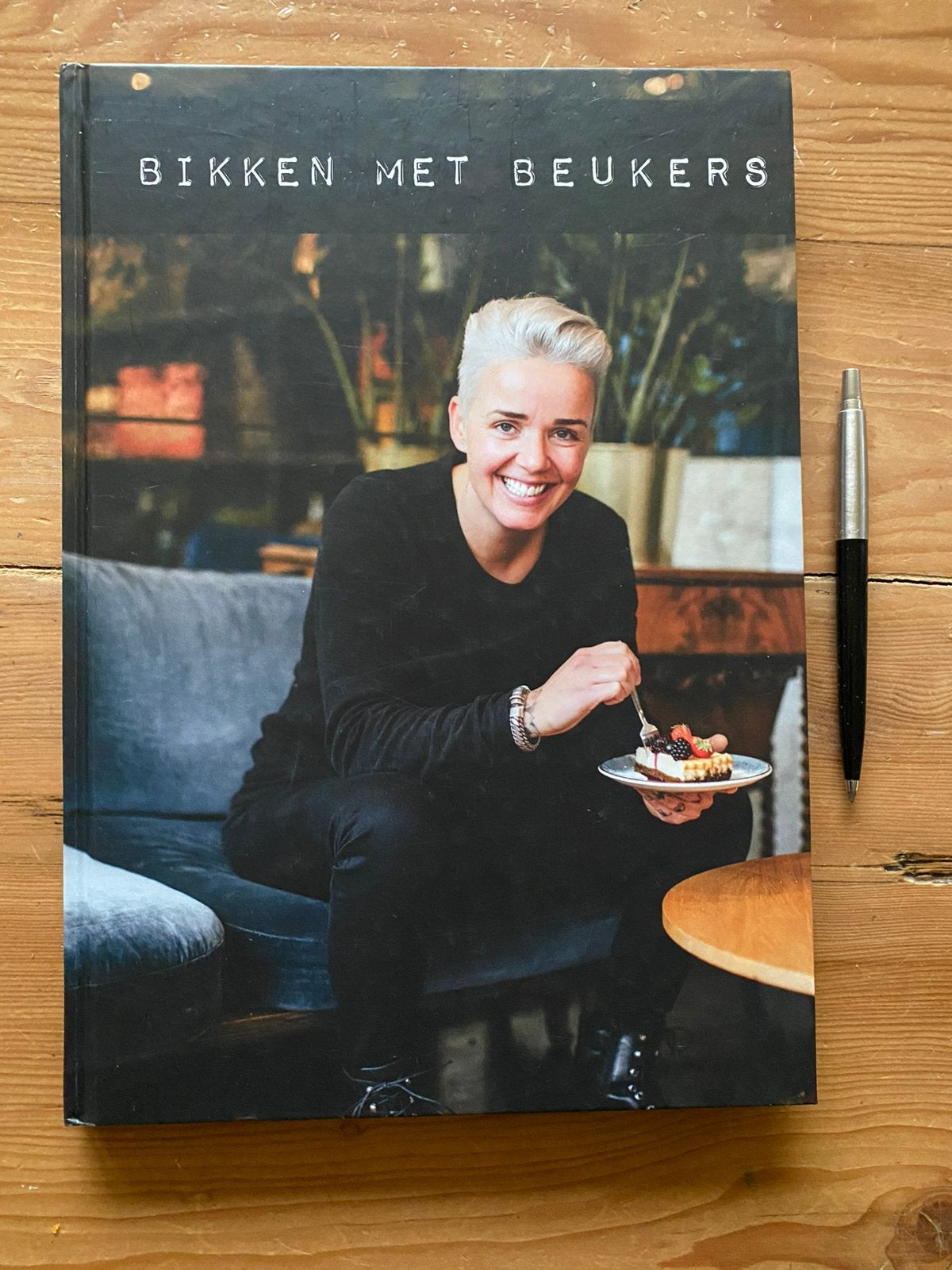 Bikken met Beukers - Lot Beukers, Ophalen of Verzenden, Zo goed als nieuw