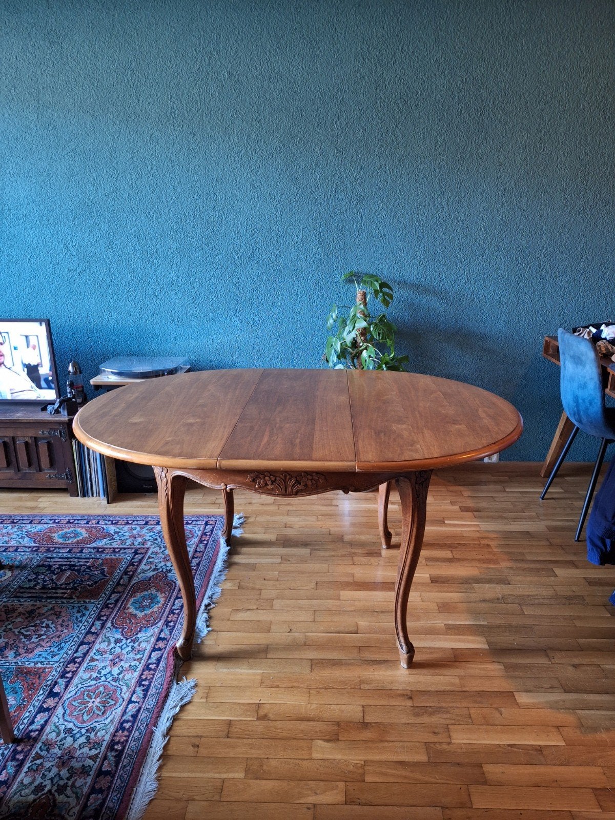 Vintage houten eettafel met sierlijke poten, Ophalen
