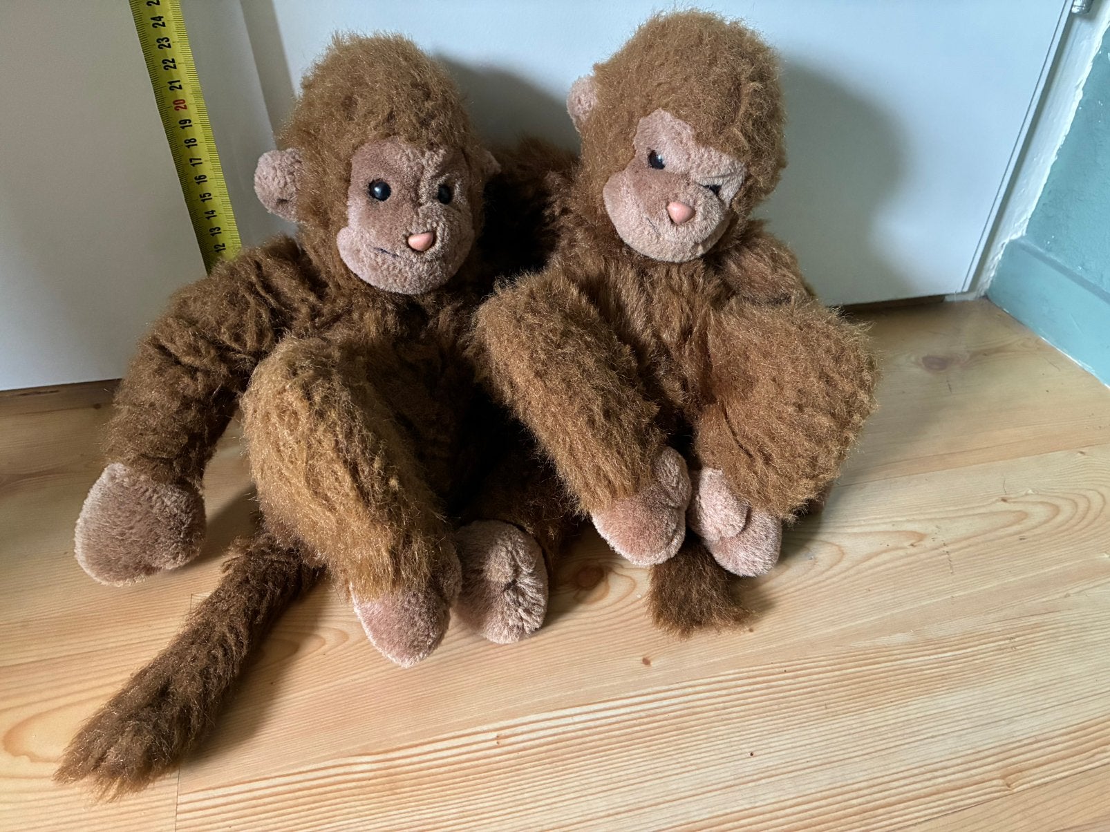 2 pluchen apen aan elkaar, Gebruikt, Ophalen of Verzenden, Middelgroot (20 tot 80 cm), Bruin