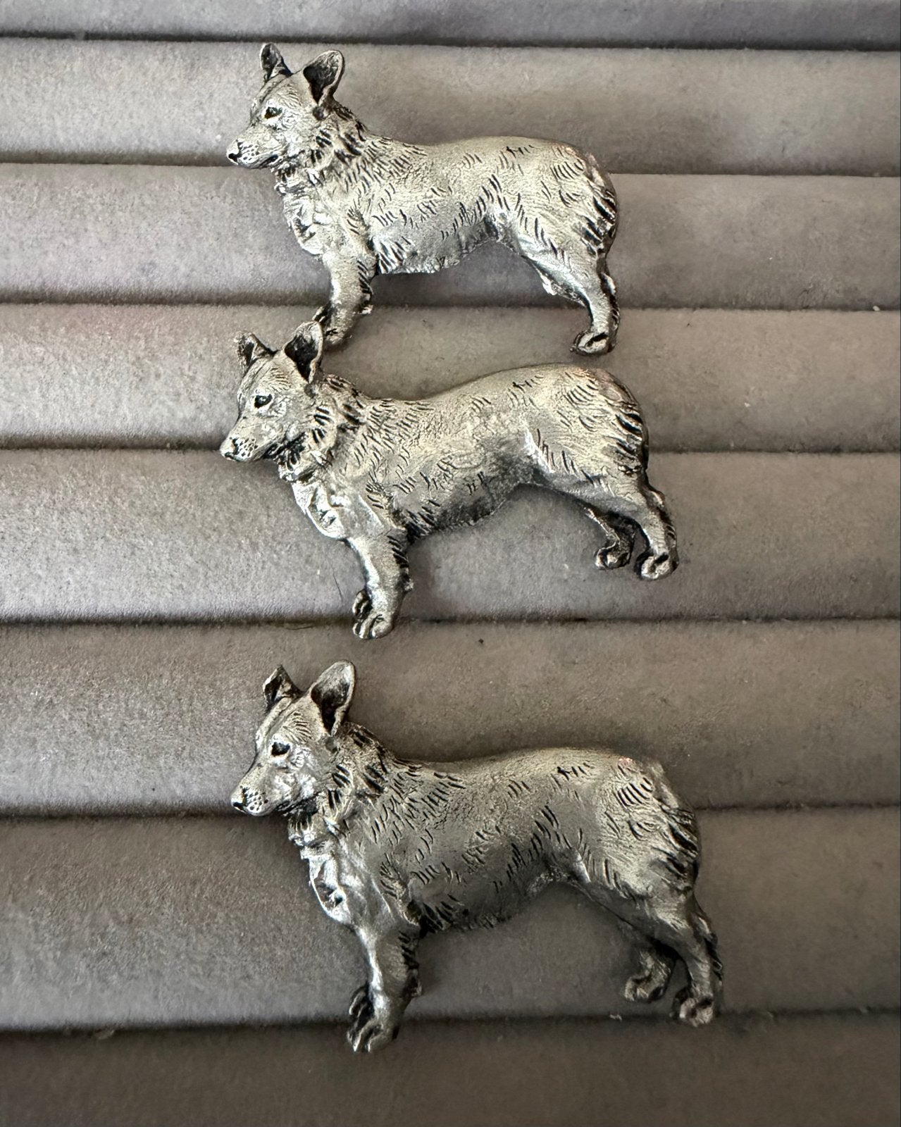 Tinnen speldjes Welsh Corgi - Per stuk of set, Ophalen of Verzenden, Gebruikt, Dier of Natuur, Speldje of Pin