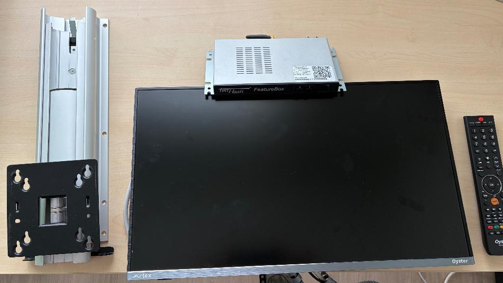 21,5 inch LED TV, ten Haaft FeatureBox, wandsteun (uittrek), Ophalen, Gebruikt